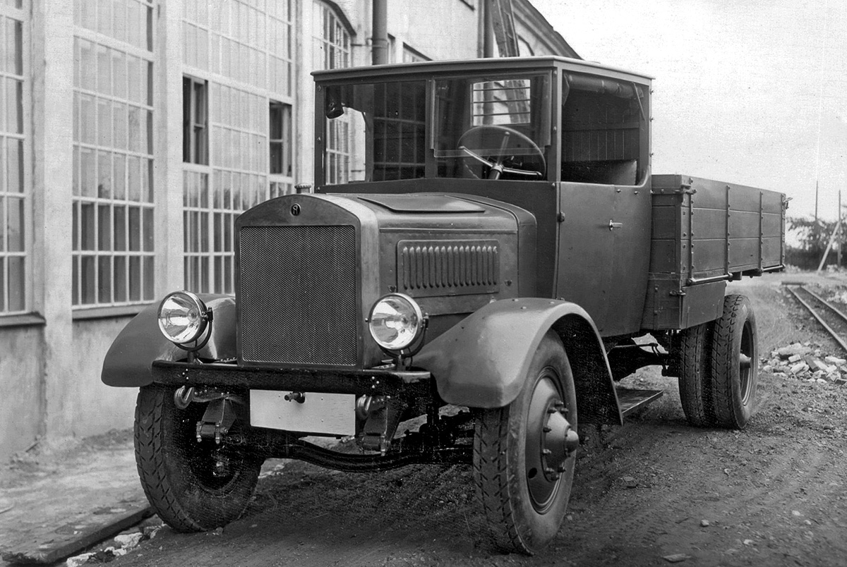 Ярославский грузовик Я-4 с двигателем Mercedes-Benz и кабиной, сделанной, по немецким мотивам