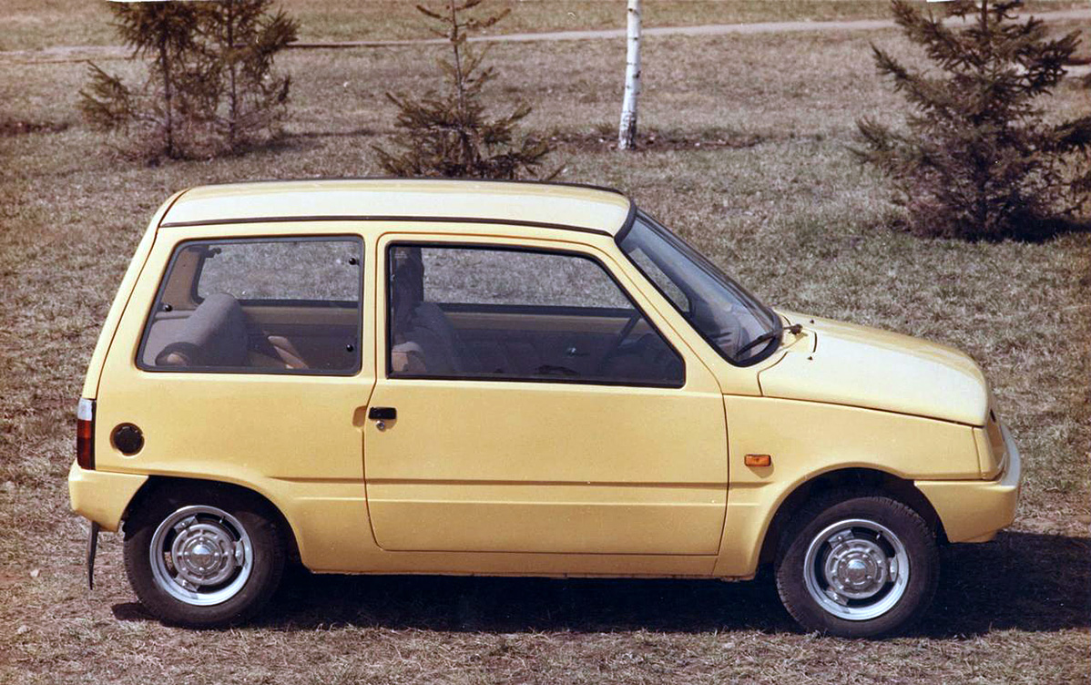 Опытные образцы ВАЗ-1111 «Ока» серии 100, построенные весной 1984 года, отличались меньшими колёсной базой (2100 мм) и длиной (3150 мм), а также бездисковыми колёсами.
