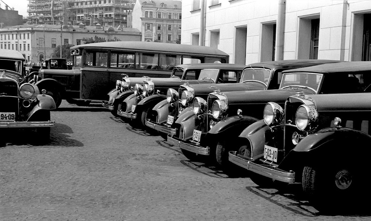 Автомобили Lincoln в центре Москвы 1930‑х