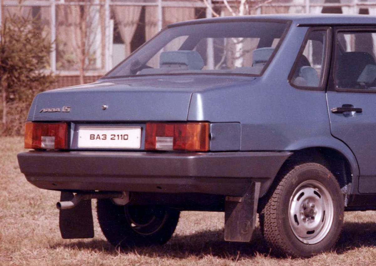 Самым верным путём расширения семейства 2108/09 стало создание седана. Макетные образцы ВАЗ-2110 были собраны в Управлении экспериментального производства (УЭП) производственного объединения «АвтоВАЗ» в 1984 году. Автомобиль был длиннее ВАЗ-2109 на 199 мм, тяжелее на 35 кг и имел багажник вместимостью 0,4 кубометра.