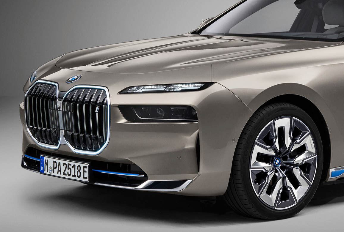 В облицовку BMW 7‑й серии (G70) 2023 модельного года врезана радиопрозрачная «форточка» лидара системы автономного вождения (разработка Innoviz), сканирующего пространство на 250 м вперёд.