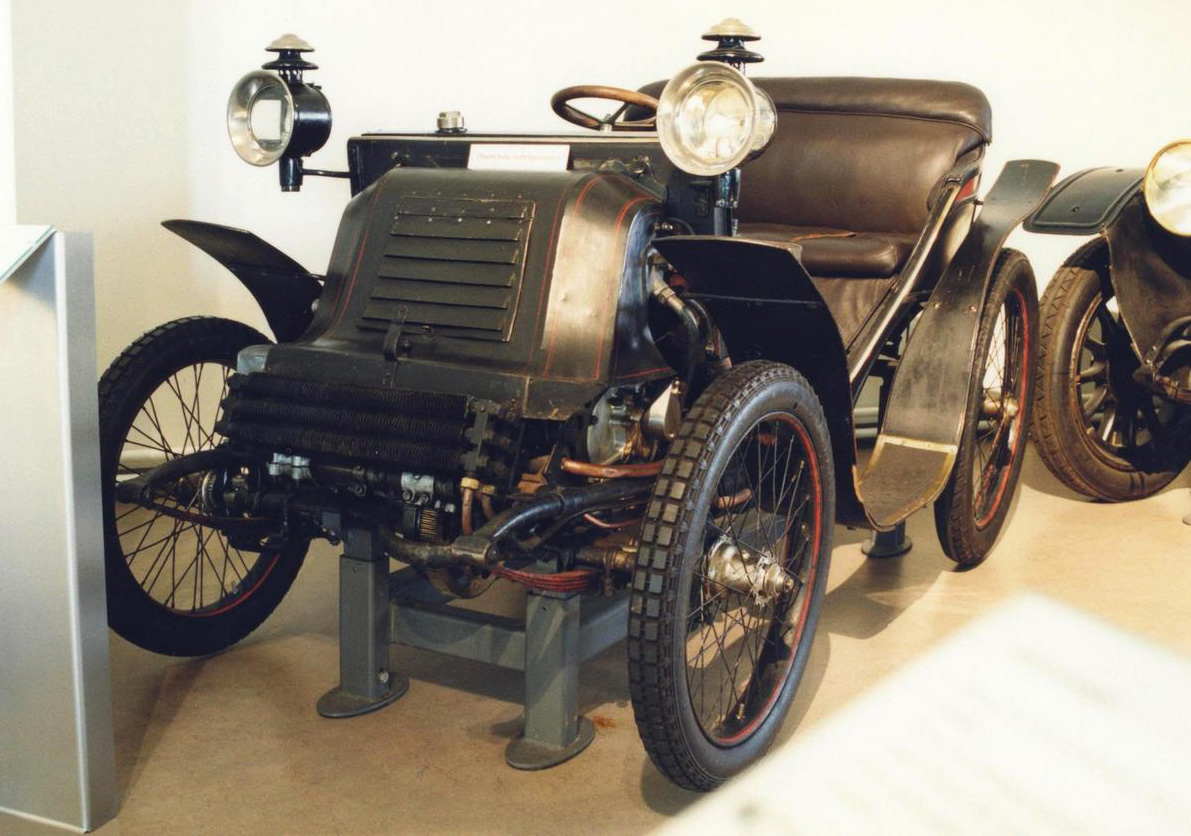 Gräf-Front 1895 года, экспонат Венского технического музея. Оснащён одноцилиндровым 400‑кубовым двигателем De Dion мощностью 3,5 л. с. На привод братьями Грэф получен патент № 3183 от 11 февраля 1900 года.
