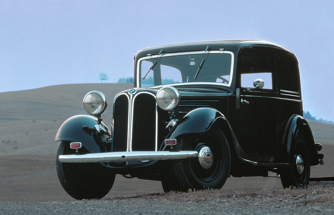 BMW 303 — первый автомобиль марки с декоративной решёткой радиатора из двух долей, 1933 год.