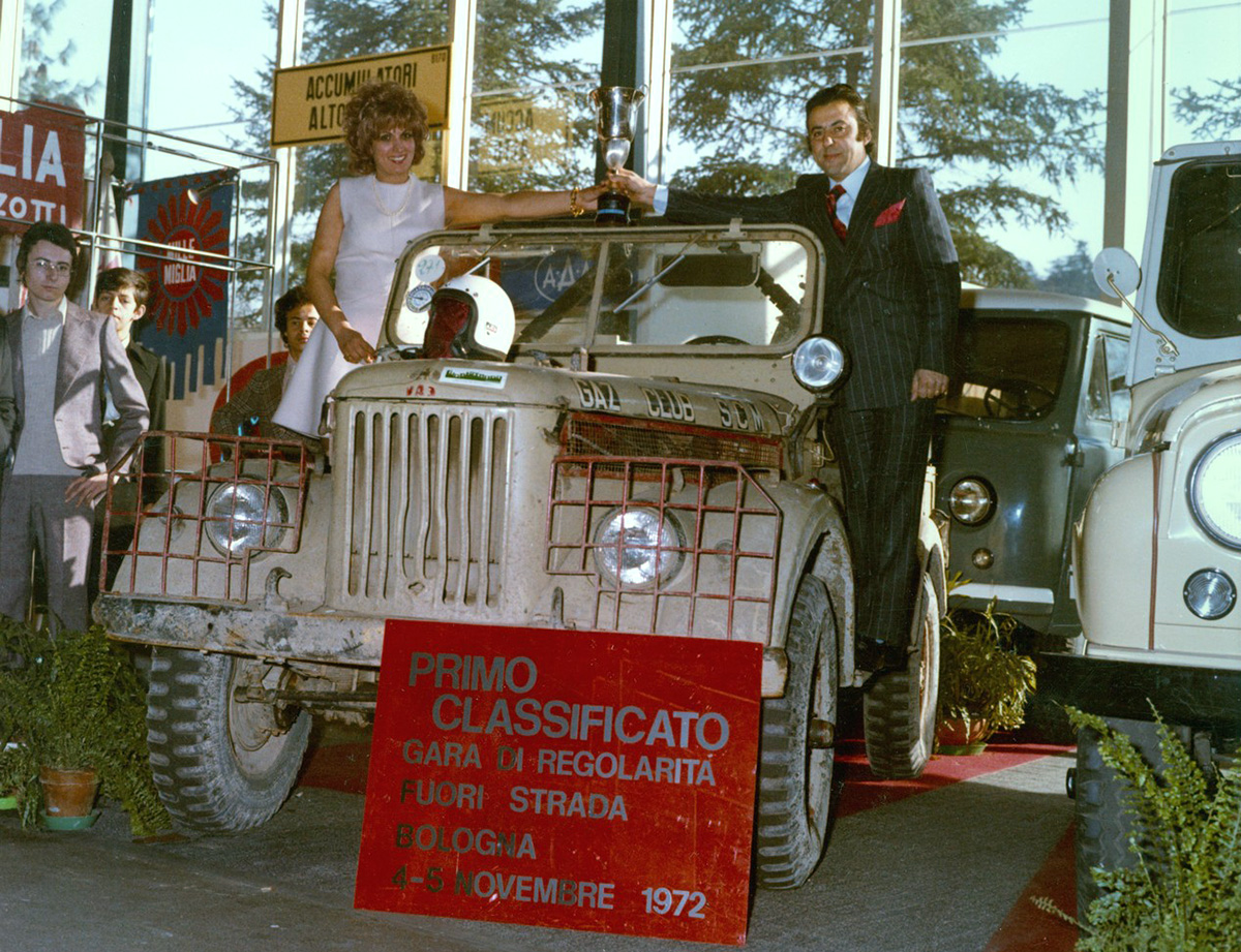 Витторио Марторелли с супругой с гордостью позируют у спортивного ГАЗ-69АМ, победившего в ноябре 1972 года в автокроссе под Болоньей.