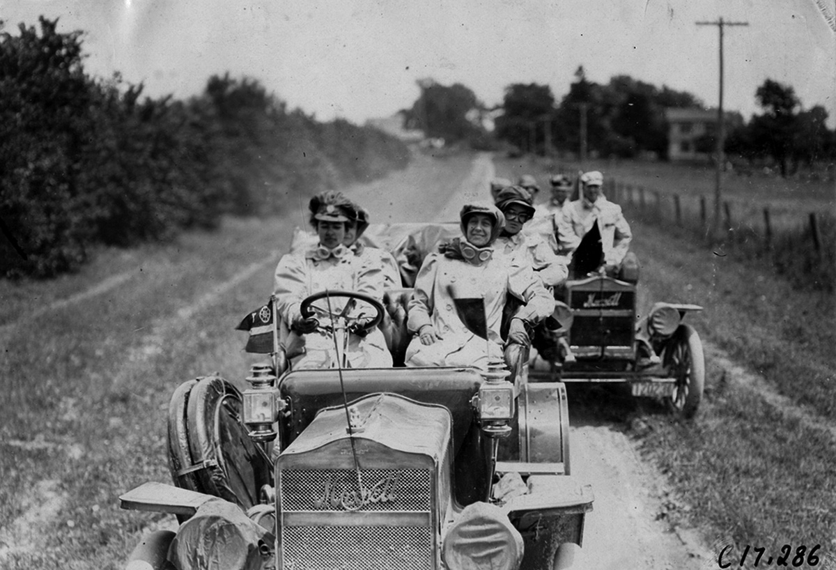 «Красиво девки пляшут!» Дамский экипаж Элис Рэмси на Maxwell Model DA совершают пробег через североамериканский континент, 1909 год.