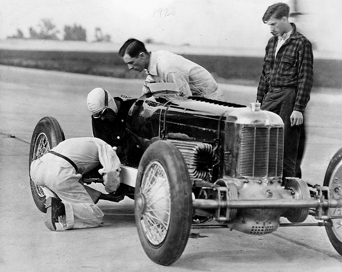 Механики готовят к заезду на кольцевой трассе полигона Packard Motor Car Co. в Утике, штат Мичиган, гоночный болид Miller 91 пилота Леона Дюрея, 14 июня 1928 года. Тормоза вынесены к главной передаче — у колёс им просто не осталось места. В «конюшне» фирмы Packard Cable Co. (родственной автомобильному «Паккарду») было три Miller-91, причём один из них — заднеприводный, на всякий случай…
