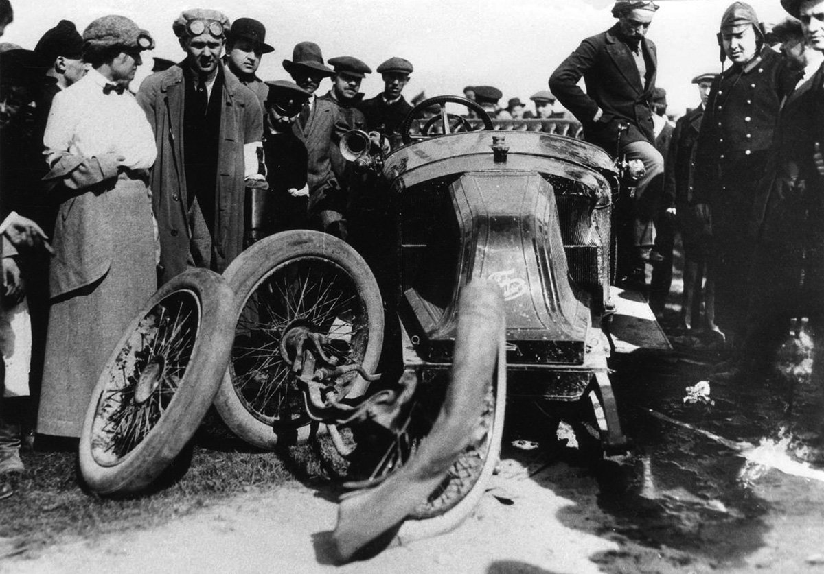 Верстовая гонка на приз Санкт-Петербургского автомобильного клуба, 14 мая 1913 год. Зеваки у разбитого Rochet-Schneider господина Жиро (прислонился к кузову, целёхонек). Слева — Ариадна Дмитриевна Римская-Корсакова, одна из первых российских автомобилисток. В этой гонке она на Vauxhall 20HP заняла 1‑е место в 4‑й категории, пройдя версту за 34,6 с и едва не врезавшись в зрителей.