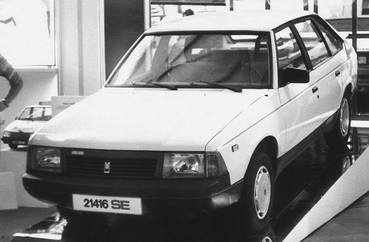 АЗЛК-21416 SE на выставке «Автодизайн-88». SE значит «сверхэкономичный», поскольку автомобиль получил спойлер и аэродинамические колпаки колёс. Но самое интересное, это полноприводный «41‑й»! О чём, разумеется, в 1988 году простым посетителям выставки не сообщали.