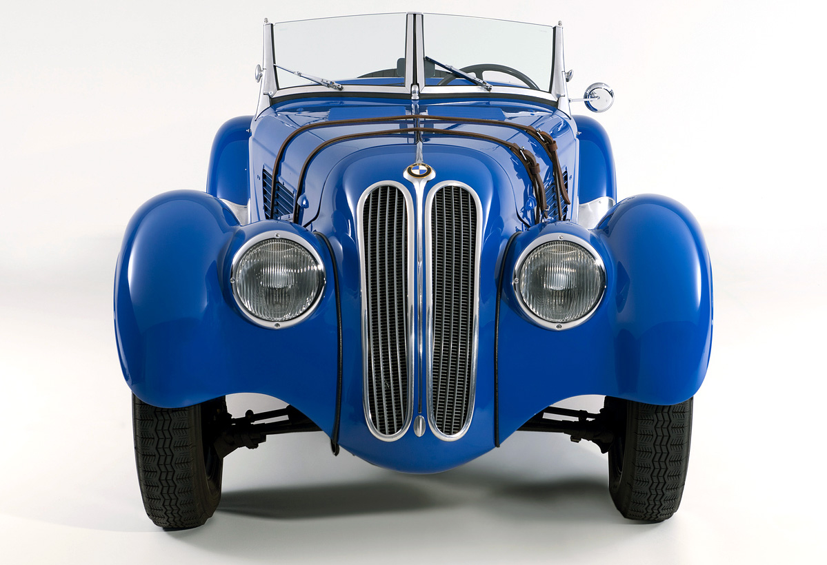 «Википедия» и вовсе называет автором формы BMW 328 польского дизайнера Петра Жимановского, хотя он поступил на BMW AG только в 1938 году. Построили всего 464 штуки, из них около двухсот уцелели. Это не только один из самых красивых предвоенных автомобилей, он ещё и едет спортивно. Именно этим экземпляром из заводской коллекции мне довелось порулить.