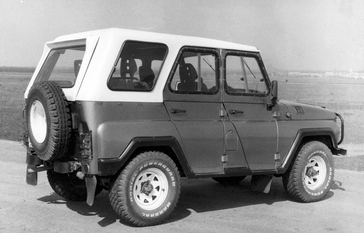 УАЗ-315127 с жёсткой стеклопластиковой крышей, исполнение Марторелли. Её братьям поставляла римская фирма Fiberglass Italia S.r.l.