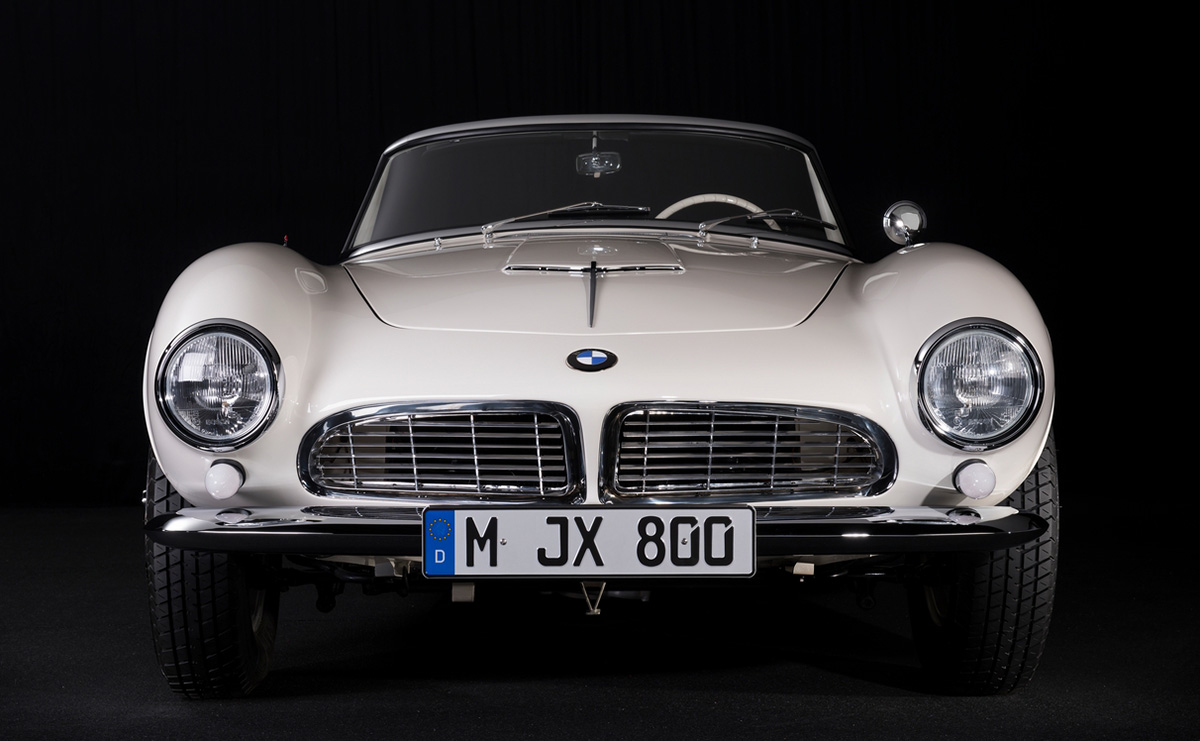 Первым, кто изменил концепцию «почек», стал дизайнер Альбрехт фон Гёртц, создавший форму BMW 507. Всего с 1956 по 1960 год выпущен 251 такой родстер. Этот принадлежал Элвису Пресли.