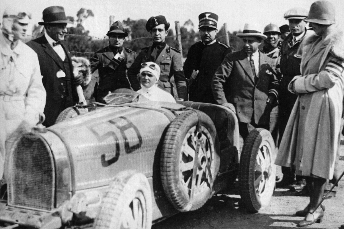Элишка Юнкова на гонке «Тарга Флорио» 1928 года за рулём Bugatti-T35B.