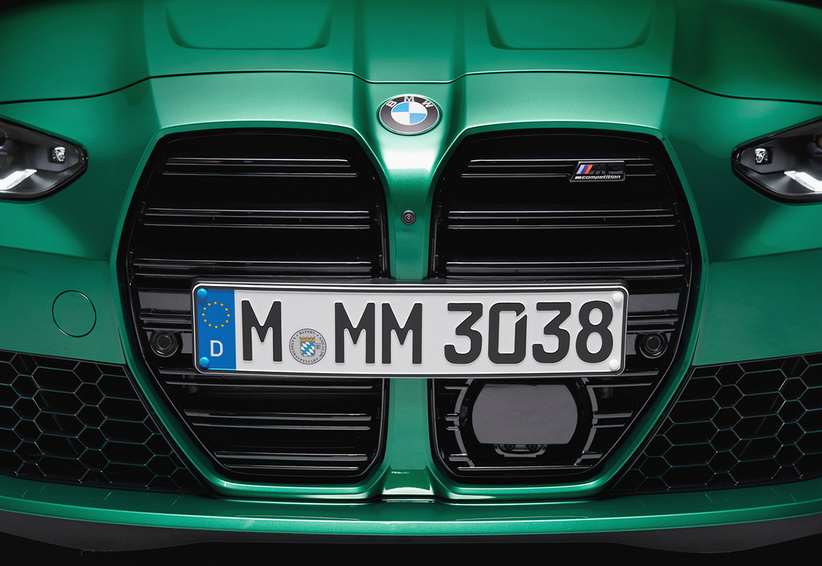 Когда сталкиваешься с работой большого мастера, всегда хочется задать вопрос: А что он хотел этим сказать? Декоративная решётка передка BMW M3 (G80/G81) в деконструктивистском стиле от Анне Форшнер.