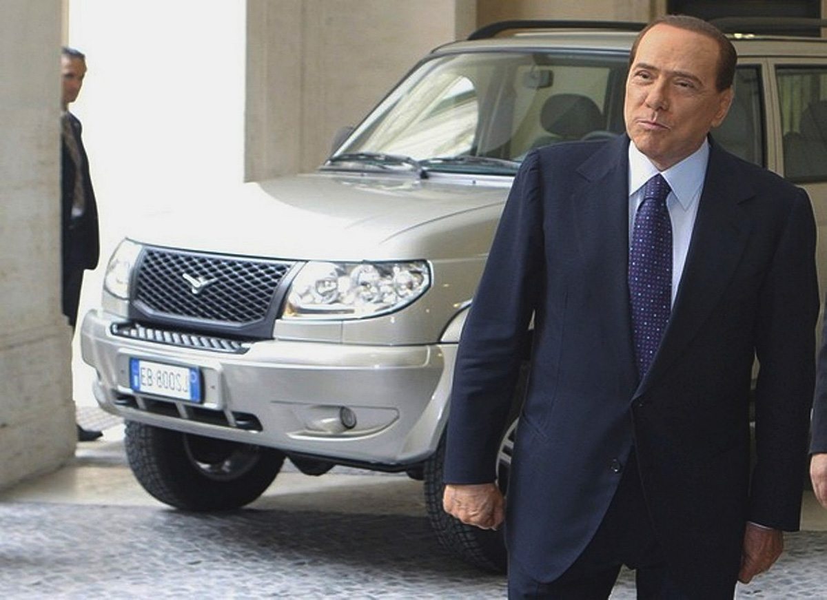 Премьер-министр Итальянской республики Сильвио Берлускони принимает UAZ Patriot владивостокской сборки.