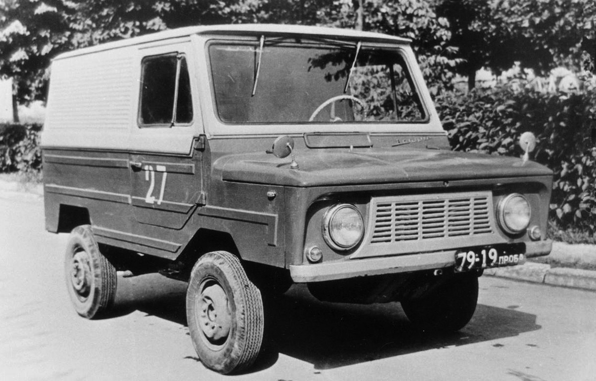 Луцкий механический завод, переименованный в 1969 году в автомобильный, начинал с переднеприводного ЗАЗ-969В. В 1967 году построили также несколько образцов переднеприводного развозного фургона ЗАЗ-969Ф (на снимке).