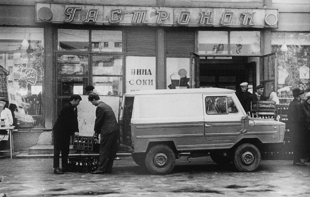 Сюжет почти по Довлатову: ЛуАЗ-969Ф в ходе опытной эксплуатации в Ленторгтрансе с 22 декабря 1966 года по 25 января 1967 года развозил алкоголь по магазинам.
