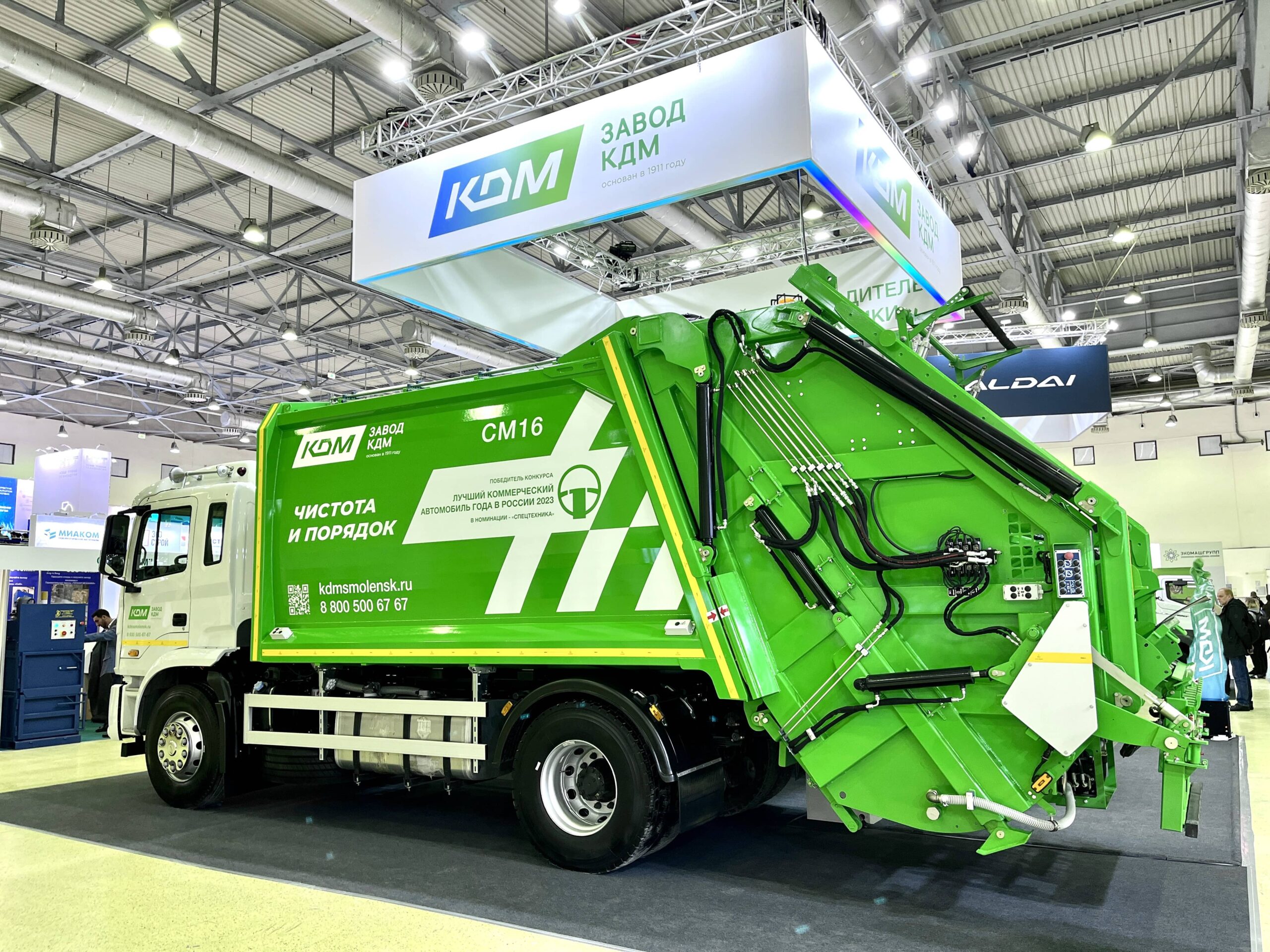 В Москве показали новые модели мусоровозов