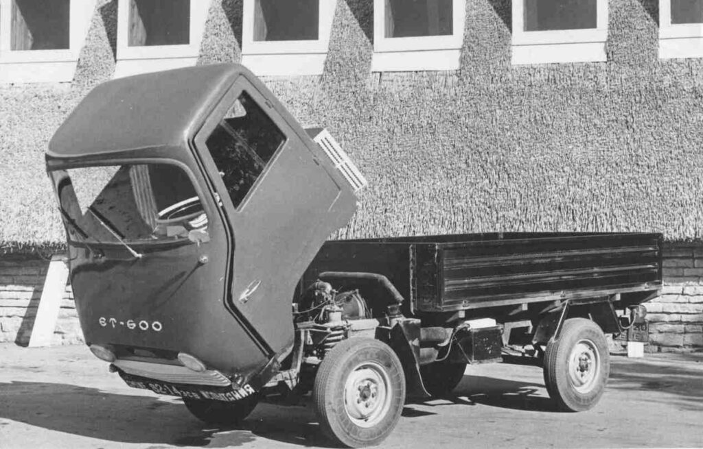 Особенностью ET-600 была откидываемая кабина — решение, каким могли похвастаться в тот момент только грузовики МАЗ.