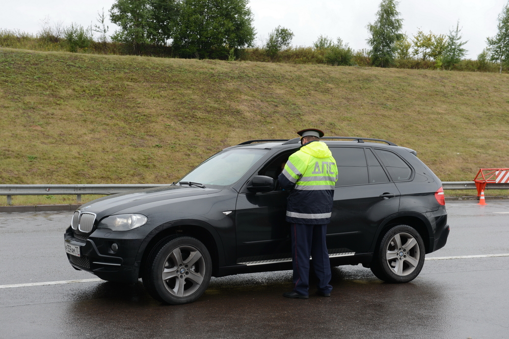 Инспекторам ГИБДД запретили штрафовать автомобилистов за езду без номеров, но есть нюанс