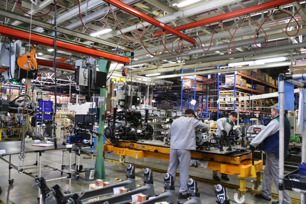 Машины никто не покупает, но завод работает: зачем в России начали собирать Citroen C5 Aircross