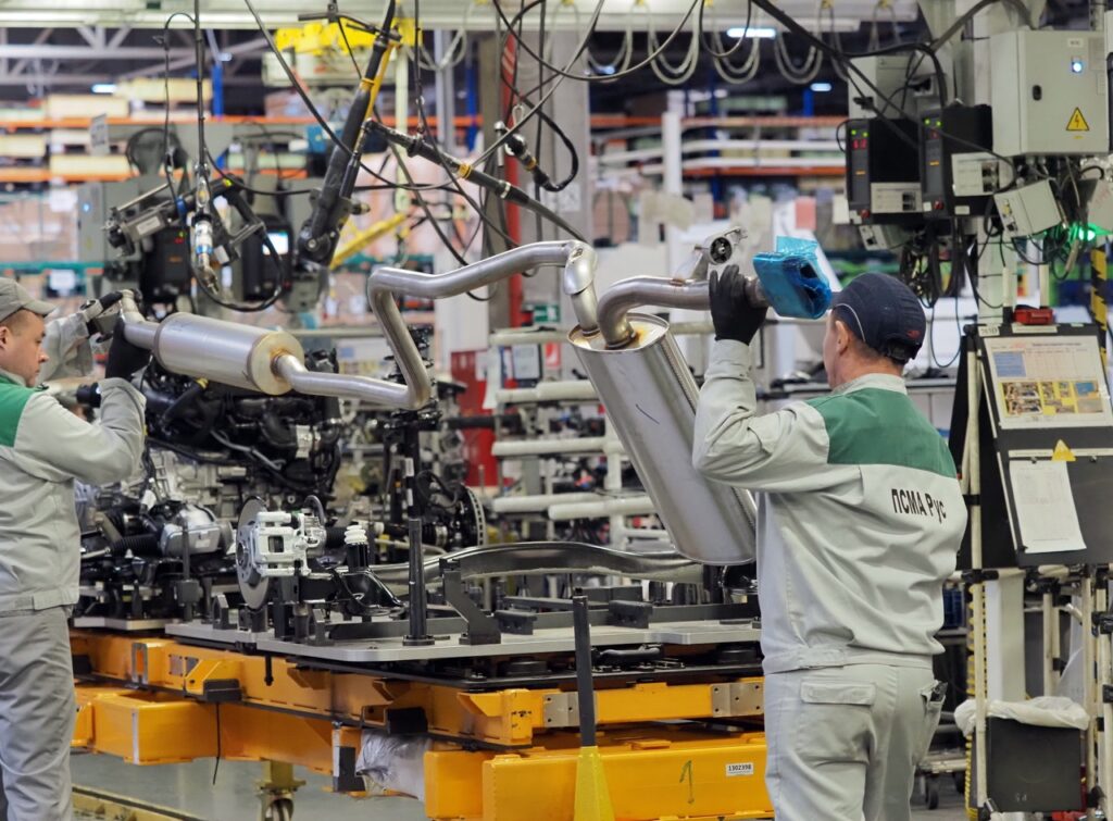 Машины никто не покупает, но завод работает: зачем в России начали собирать Citroen C5 Aircross