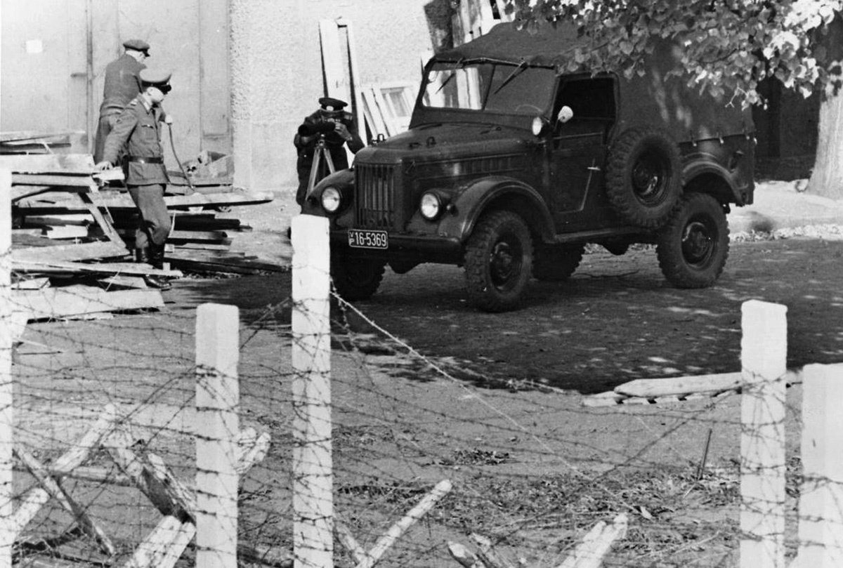 ГАЗ-69 народной полиции ГДР у будущей Берлинской стены, осень 1961 года. Офицер ведёт фотофиксацию действий противника.