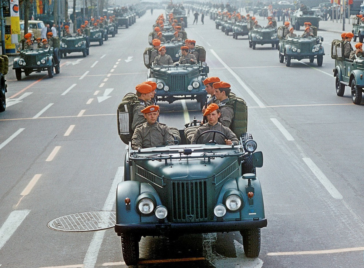 ГАЗ-69 несли службу в ГДР до середины 1970‑х. Здесь они в составе парадного расчёта полка «Вилли Зэнгер» на параде 7 октября 1974 года в 25‑ю годовщину образования ГДР.