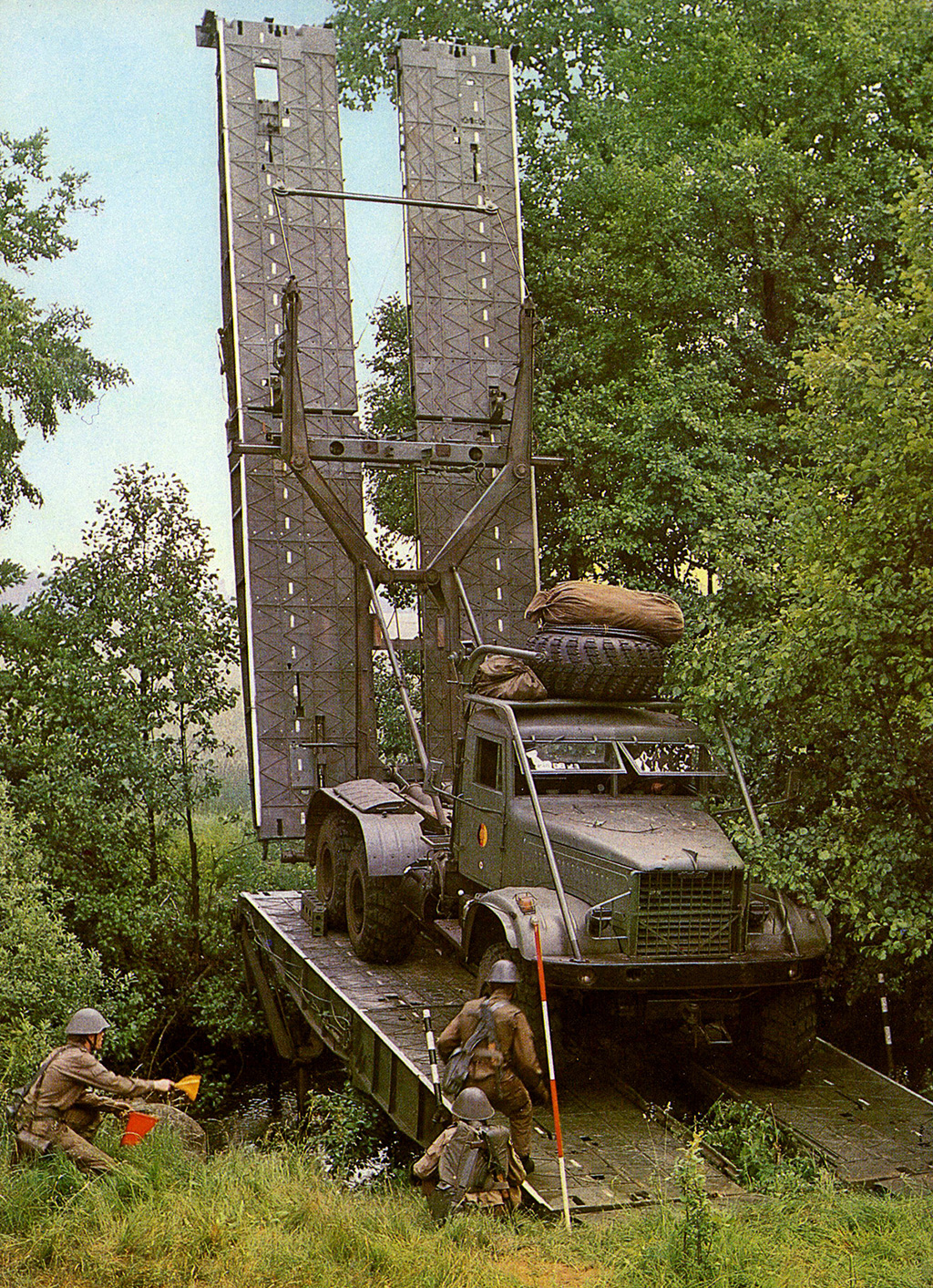 Наведение тяжёлого механизированного моста (ТММ) с помощью транспортно-установочной машины на шасси КрАЗ-214. На 1991 год в NVA было 312 ТММ.