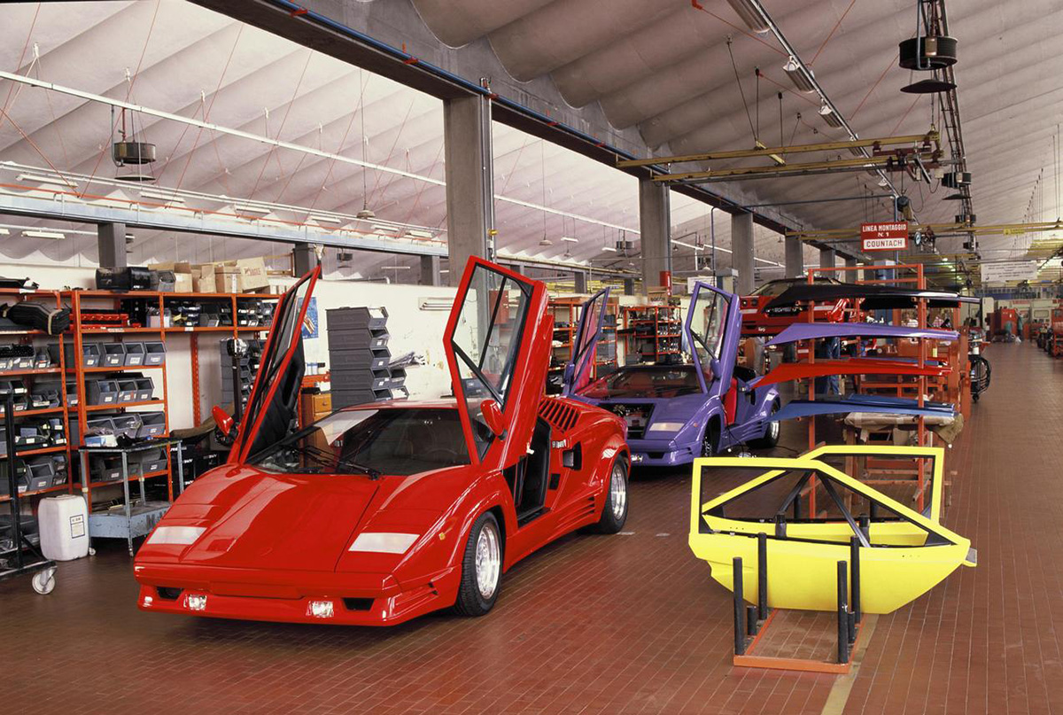 Сборка Lamborghini Countach на заводе в Сант-Агата Болонезе, 1980‑е годы. Название модели, Countach, на пьемонтском диалекте произносится «Кунточ!», что означает восторженный возглас вслед сексуальной женщине.