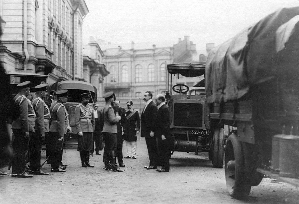 Император Николай II осматривает тяжёлые грузовозы для Русской императорской армии, в том числе французский полноприводный тягач Panhard-Châtillon K11 возле Дома офицерского корпуса собственного ЕИВ конвоя, в рамках IV Международной автомобильной выставки в Санкт-Петербурге, в 1913 году.