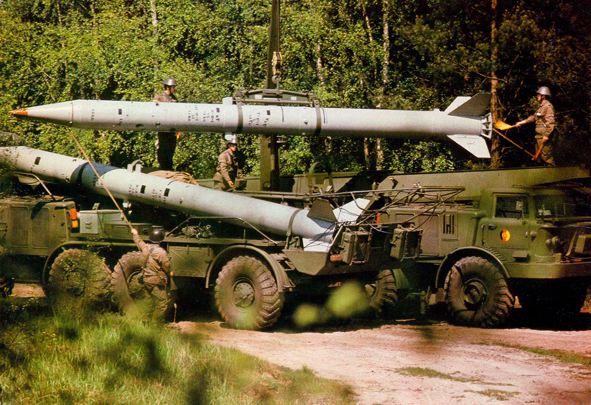 Загрузка ракеты тактического комплекса 9К52 «Луна-М» с транспортной машины 9Т29 на пусковую установку 9П113. В обоих случаях шасси — БАЗ-135ЛМ. Первых насчитали на 1991 год — 94, вторых — 48. Однако по учёту Минобороны ГДР проходило 69 пусковых установок!