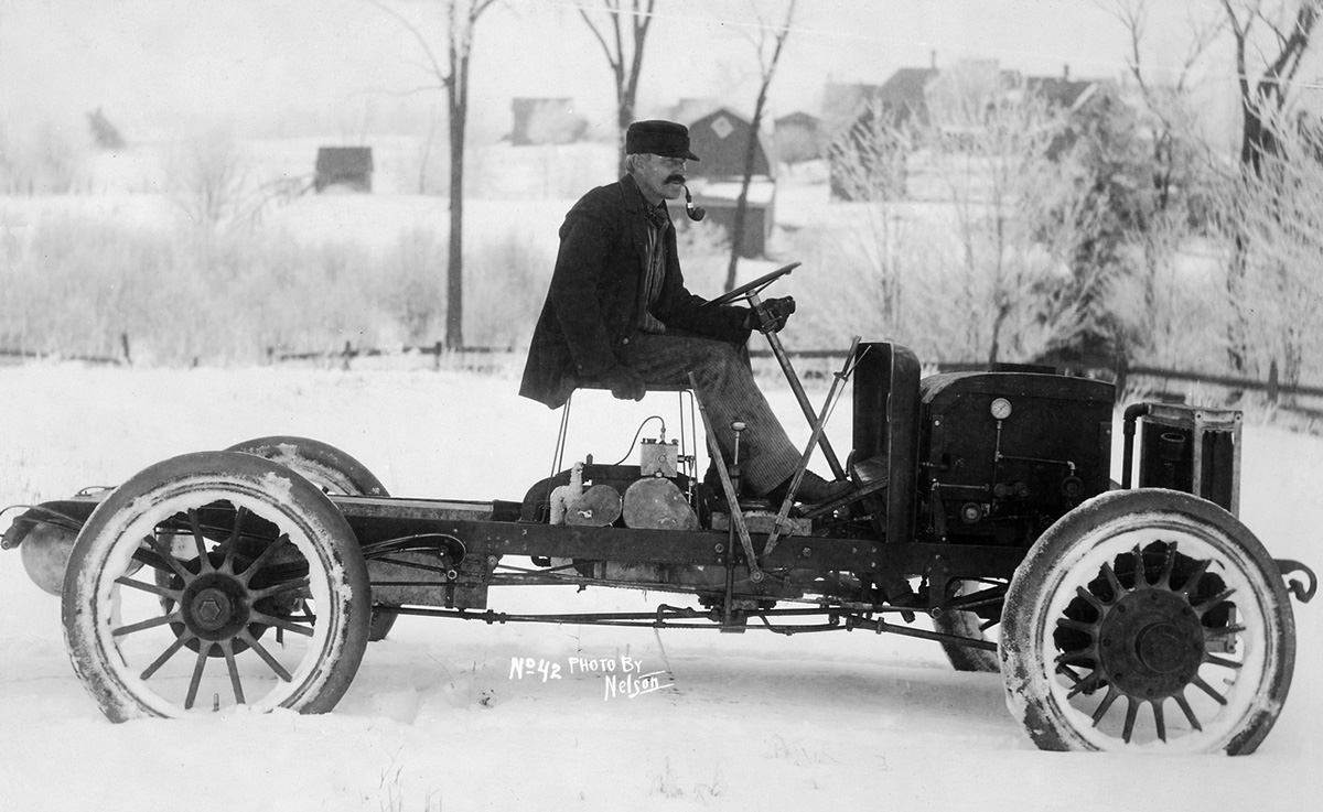 Американская фирма Four-Wheel Drive Auto Co. из Клинтонвилля, штат Висконсин, прославилась полноприводными грузовиками в годы Первой мировой войны — их построили более 16 тысяч. А в 1919 году построила экспериментальный легковой полноприводный автомобиль с паровым двигателем. Человечество ещё верило в силу пара, как сегодня — в ДВС.