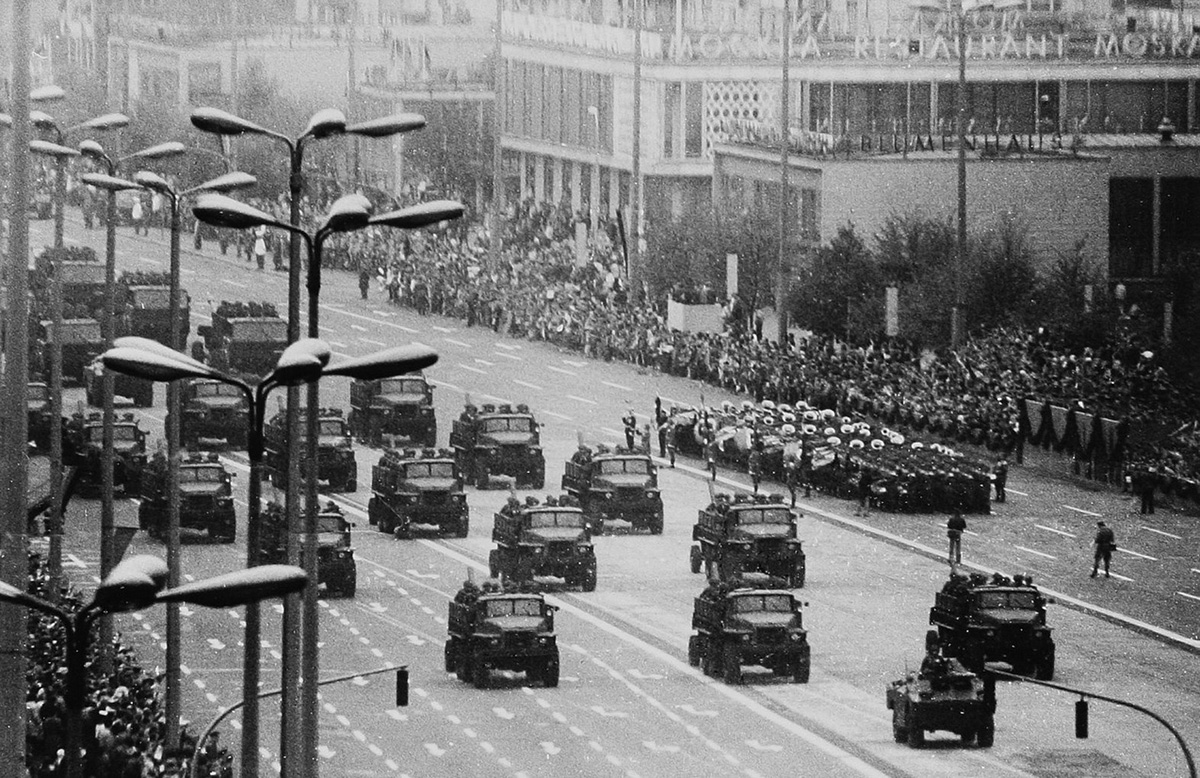 Парад в День Республики, 7 октября, на Карл-Маркс-Аллее в Берлине. «Урал-375Д» был самым массовым импортным автомобилем в NVA.