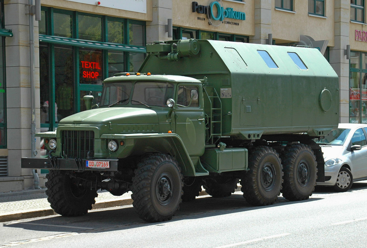 «Урал-375Д» с универсальным кузовом-контейнером LAK-II (4300х2500х2055 мм, масса 1400 кг).