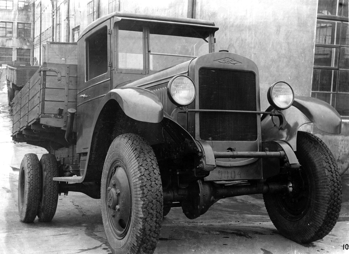 ЗиС-32 — первый отечественный серийный полноприводный грузовик. Передний мост — подключаемый. В 1941 году построено 197 штук.