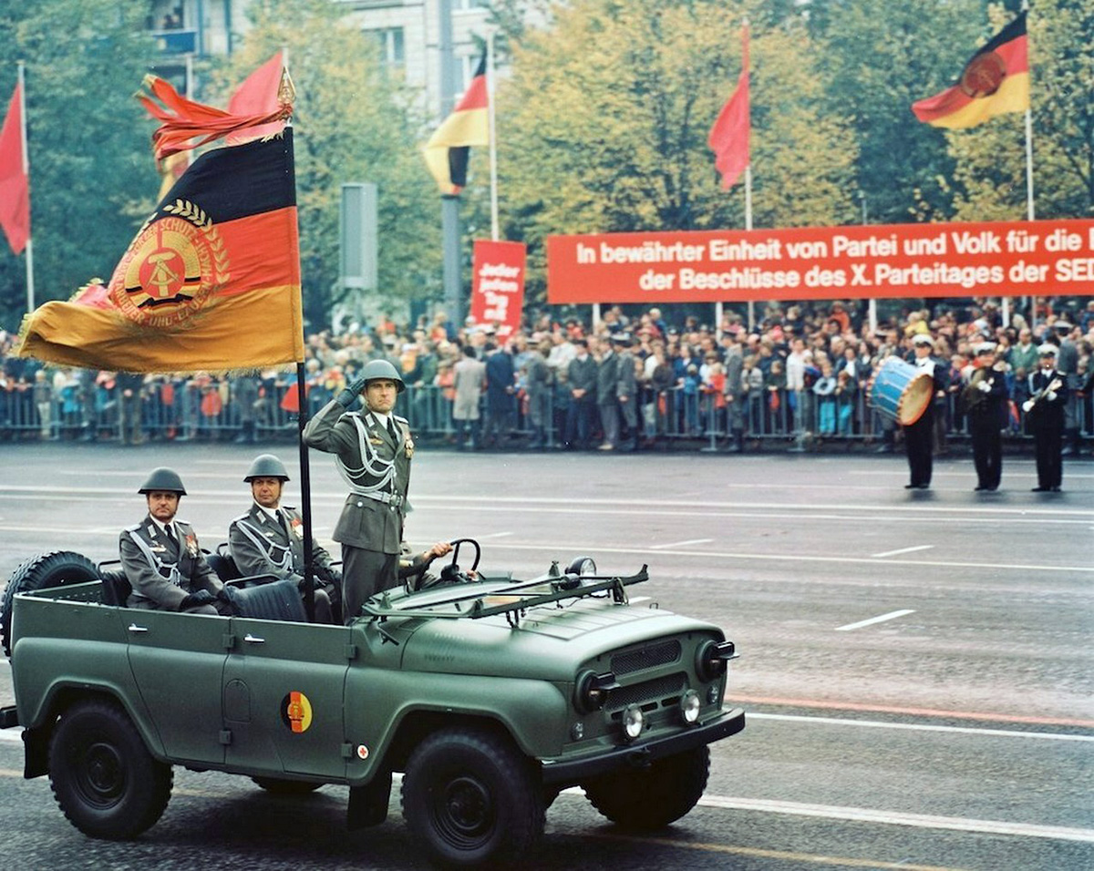 УАЗ-469Б на параде в честь Дня Республики в Берлине, 7 октября.