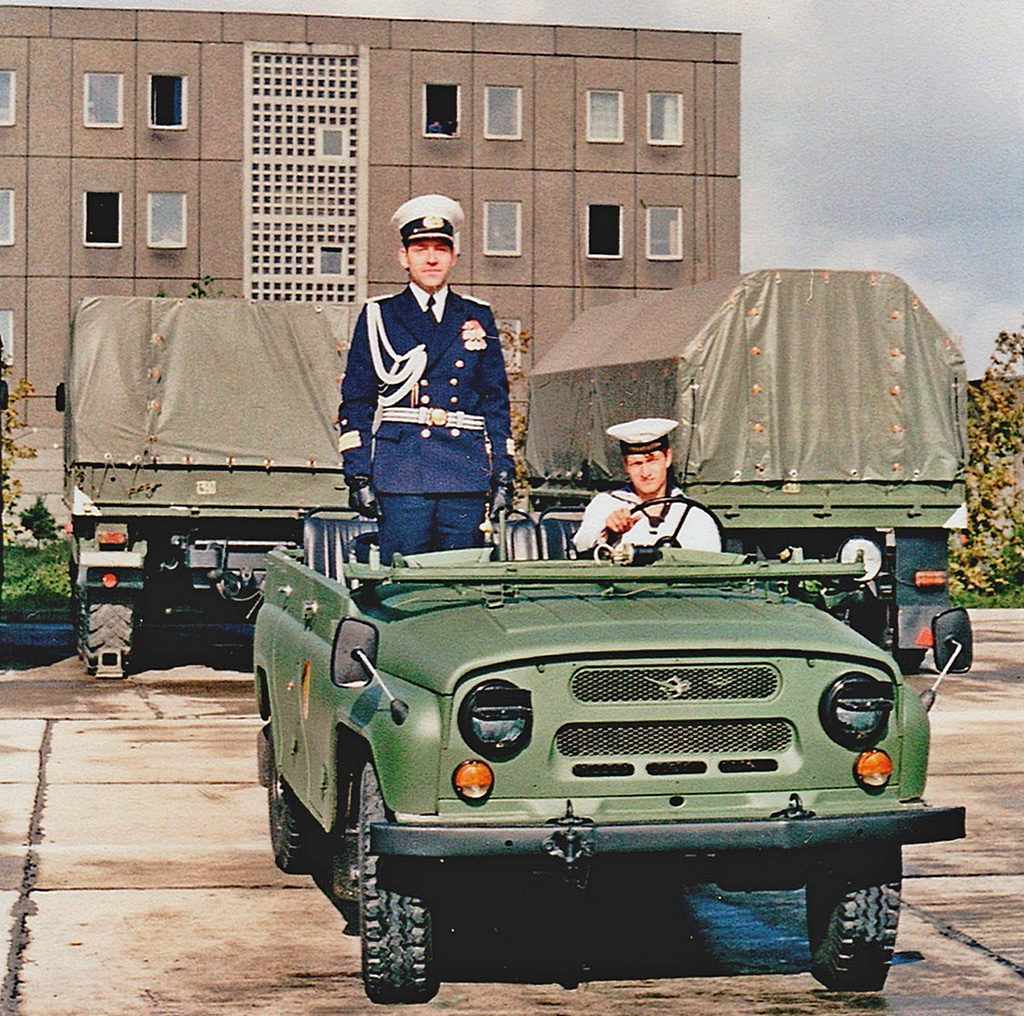 УАЗ-469Б на службе в Volksmarine — Военно-морском флоте ГДР. Машину доработали — установили зеркала и буксирное приспособление вместо «клыков».