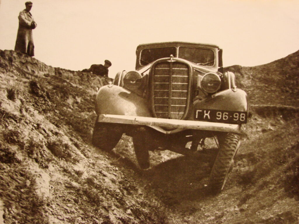 Вездеход ГАЗ-61-40 конструкции В.А. Грачёва на испытаниях в Молитовских песках под Горьким, 1939 г. В приводе передних колёс использовались шарниры типа «Бендикс-Вейсс», секрет которых удалось разгадать.