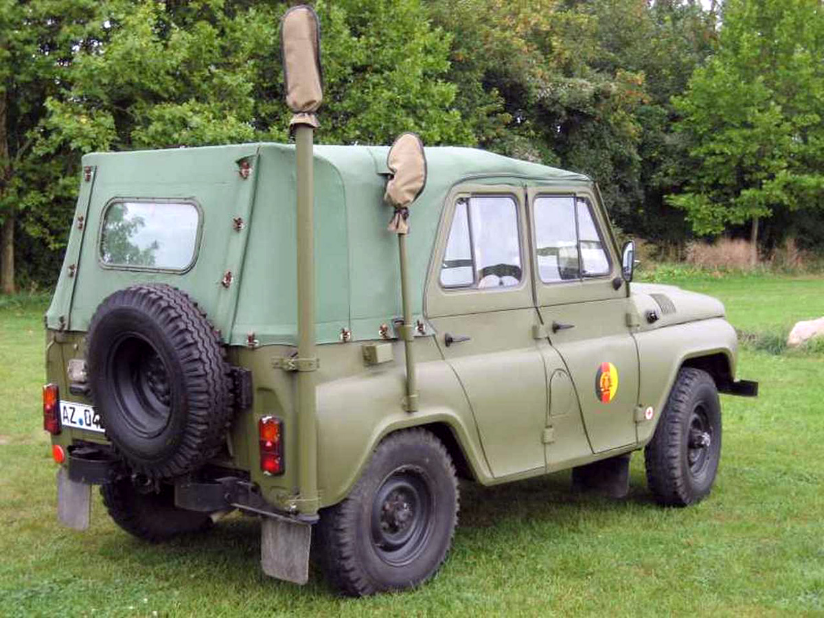 Командно-штабная машина R-1125 производства ГДР на шасси УАЗ-469Б.