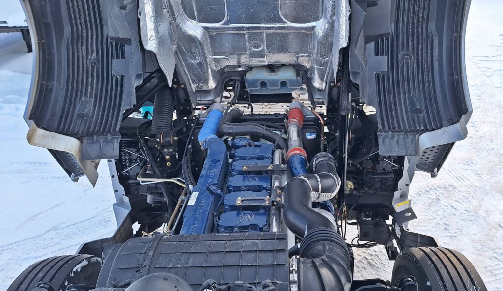 Теплая кабина и 460-сильный мотор: как китайский тягач FAW JH6 переделали в FAW Oryx для России
