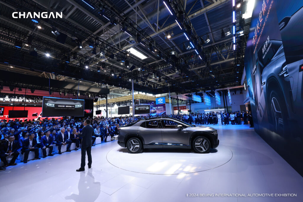 Changan представил первый в мире автомобиль трансформер