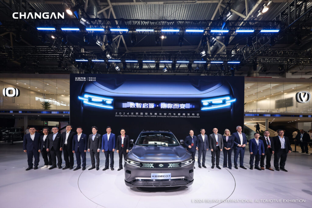 Changan представил первый в мире автомобиль трансформер
