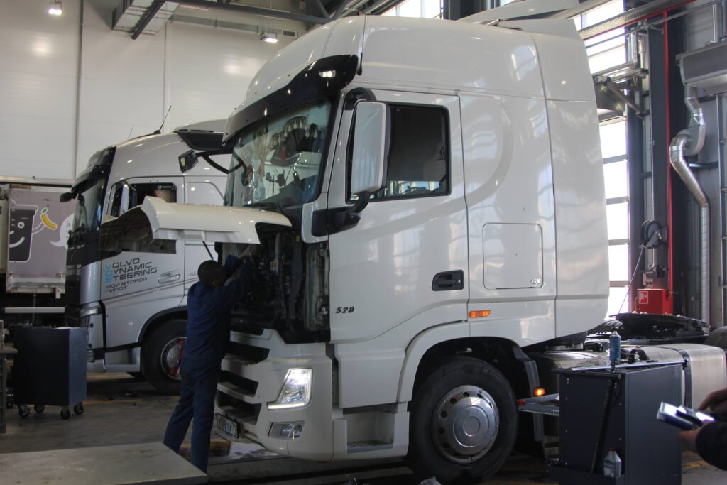 Как чинят и обслуживают китайские грузовики: побывал на СТО Dongfeng, рассказываю, что увидел