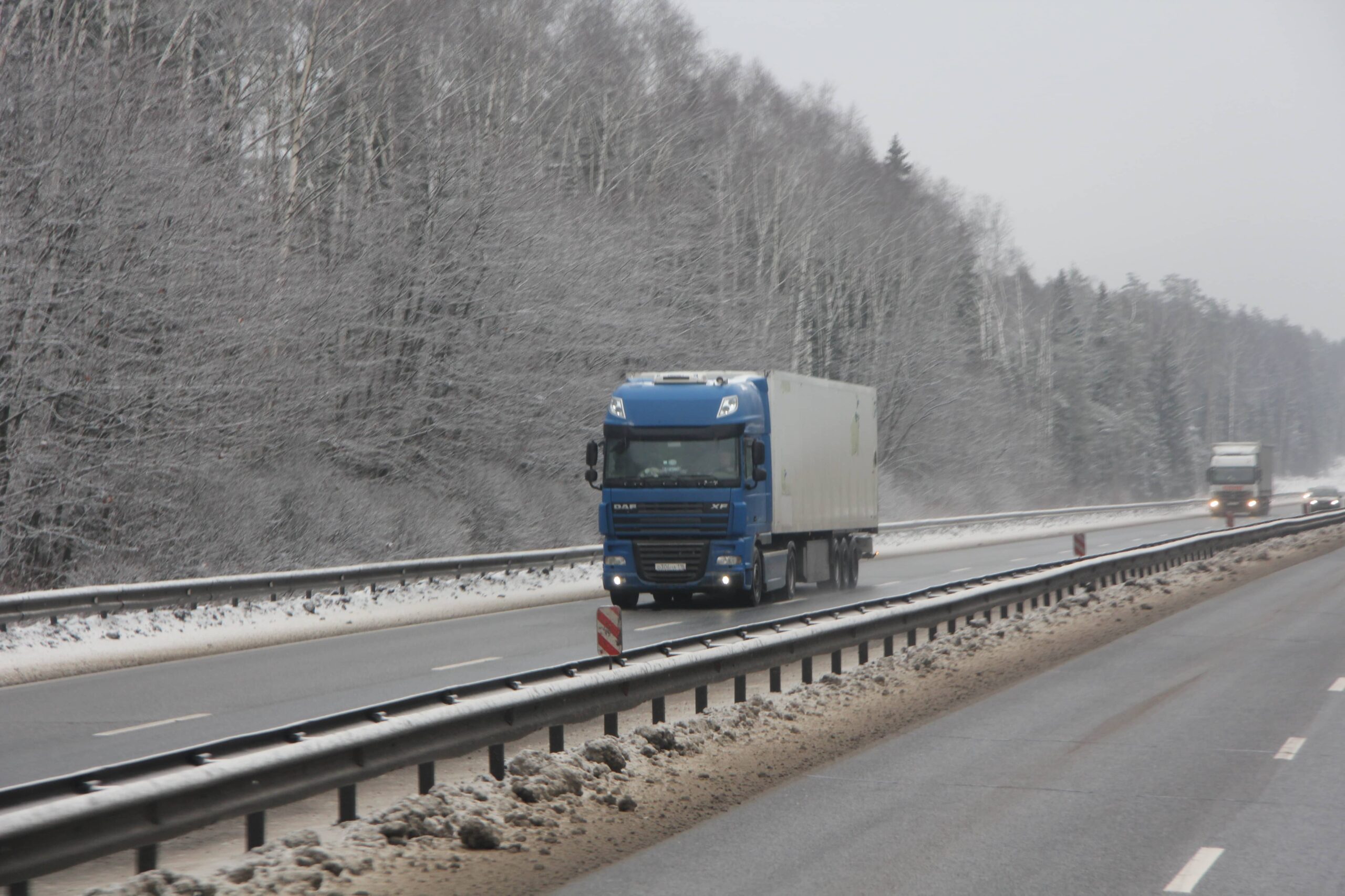 «ГосЛог» возьмет под контроль дальнобойщиков: зачем в России создают единый реестр автоперевозчиков