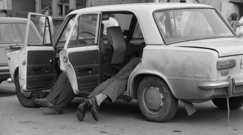 Парадокс социализма: почему при нищенских зарплатах в СССР машины были нарасхват