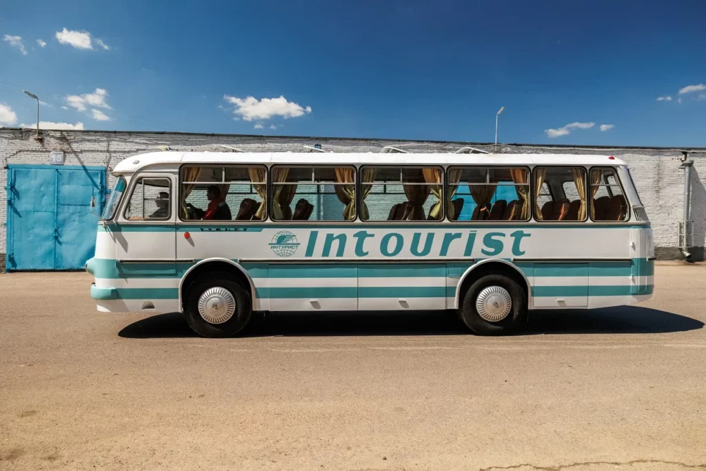 Из ржавого «ведра» сделали «конфетку»: показываем, как восстановили автобус ЛАЗ-697М «Турист»