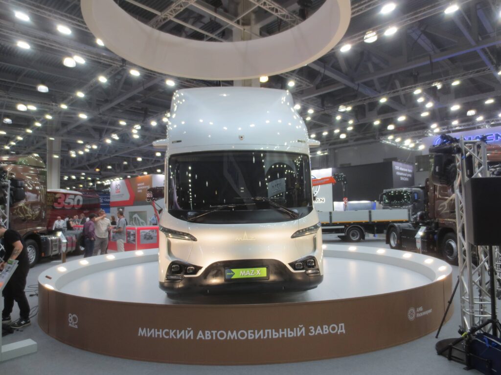 Белорусы представили гибридный тягач будущего MAZ-Х