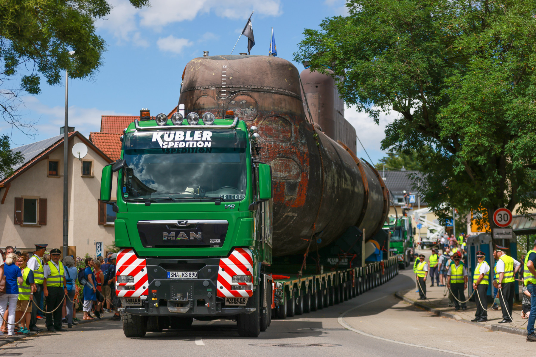 Тягач MAN TGX перевез 350-тонную подводную лодку